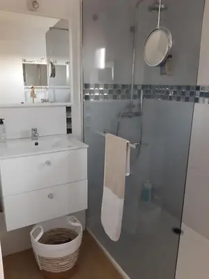 Salle de bains dans l'établissement Le CHALET FLEURI