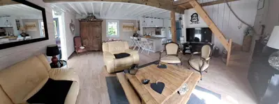 Coin salon dans l'établissement Le CHALET FLEURI
