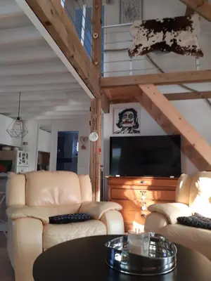 Coin salon dans l'établissement Le CHALET FLEURI