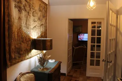 Télévision ou salle de divertissement dans l'établissement Grande maison vue sur mer