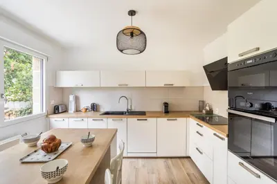 Cuisine ou kitchenette dans l'établissement La Déferlante - Maison familiale à Cancale
