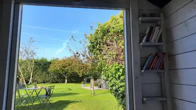 Jardin de l'établissement Gite galets et bois flottés proche mer gold beach meublé de tourisme 4 étoiles