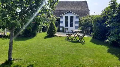 Jardin de l'établissement Gite galets et bois flottés proche mer gold beach meublé de tourisme 4 étoiles