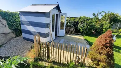 Jardin de l'établissement Gite galets et bois flottés proche mer gold beach meublé de tourisme 4 étoiles