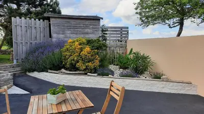 Jardin de l'établissement Gite galets et bois flottés proche mer gold beach meublé de tourisme 4 étoiles
