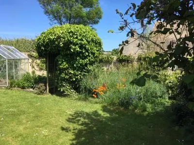 Jardin de l'établissement Gite galets et bois flottés proche mer gold beach meublé de tourisme 4 étoiles
