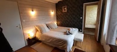 Un ou plusieurs lits dans un hébergement de l'établissement Gite galets et bois flottés proche mer gold beach meublé de tourisme 4 étoiles