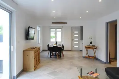 Télévision ou salle de divertissement dans l'établissement Maison de 2 à 8 personnes 5 chambres