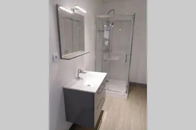 Salle de bains dans l'établissement Maison de 2 à 8 personnes 5 chambres