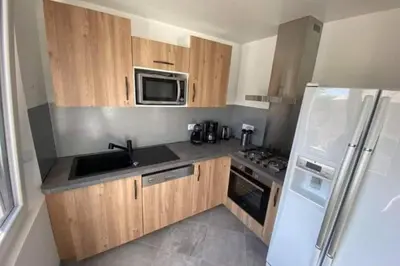 Cuisine ou kitchenette dans l'établissement Maison de 2 à 8 personnes 5 chambres