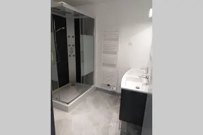 Salle de bains dans l'établissement Maison de 2 à 8 personnes 5 chambres