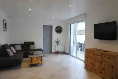 Télévision ou salle de divertissement dans l'établissement Maison de 2 à 8 personnes 5 chambres
