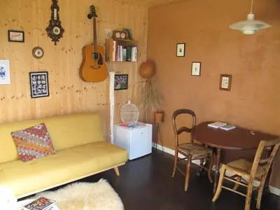Coin salon dans l'établissement L'Oisiveraie - Ecolieu dans le bocage normand