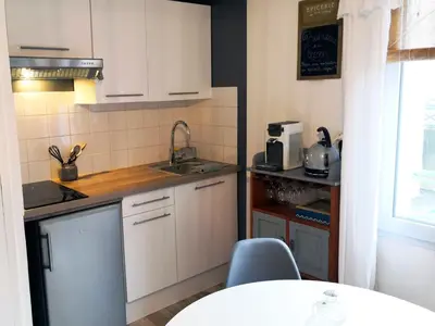 Cuisine ou kitchenette dans l'établissement LE COCOON Saint Lô - Appartement privé tout équipé - Haras - Parking gratuit - Entrée autonome - Wifi - Netflix - Baignoire - Lave-linge - Lit Queen Size 160cm & canapé-lit 140cm - Jusqu'à 4 personnes