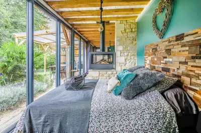 Un ou plusieurs lits dans un hébergement de l'établissement Gîte L'écurie avec spa privatif