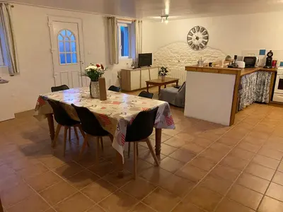 Télévision ou salle de divertissement dans l'établissement Gîte du Bois Pennier, au calme , à 15 km des plages du Débarquement