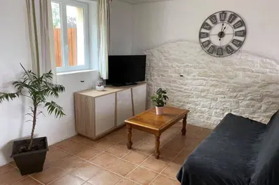 Télévision ou salle de divertissement dans l'établissement Gîte du Bois Pennier, au calme , à 15 km des plages du Débarquement