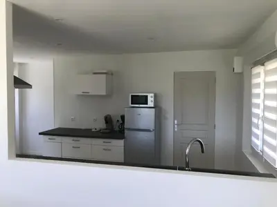Cuisine ou kitchenette dans l'établissement Fakarava, gîte en ville au calme