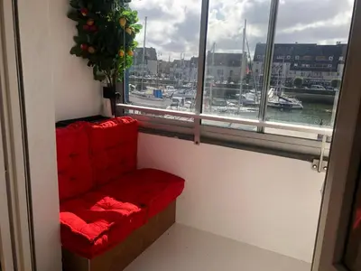 Coin salon dans l'établissement soleil et bateau