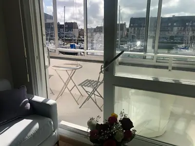 Coin salon dans l'établissement soleil et bateau