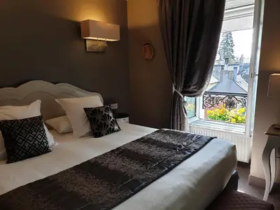 Un ou plusieurs lits dans un hébergement de l'établissement Hotel Le Lion D'Or et Restaurant La Table Du Lion