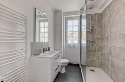 Salle de bains dans l'établissement Hamo - Maison à 600 m de la plage