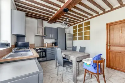 Cuisine ou kitchenette dans l'établissement Hamo - Maison à 600 m de la plage