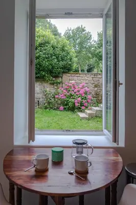 Jardin de l'établissement Gîte avec tennis en Baie du Mont Saint Michel à 15 minutes de la mer