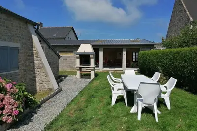 Jardin de l'établissement L Ancre Maison séjour spacieux lumineux avec jardin et extérieur aménagé terrain de petanque proche Omaha beach, Grandcamp Maisy et pointe du Hoc