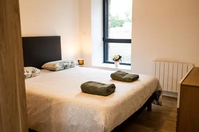 Un ou plusieurs lits dans un hébergement de l'établissement Maison comprenant deux gîtes à louer, ensemble ou indépendamment, capacité de 4 à 19 personnes Idéalement placé pour visiter le Mont-Saint-Michel, Saint-Malo et les alentours