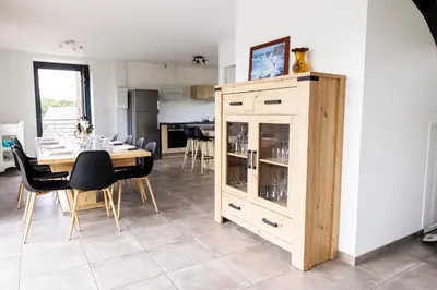 Cuisine ou kitchenette dans l'établissement Maison comprenant deux gîtes à louer, ensemble ou indépendamment, capacité de 4 à 19 personnes Idéalement placé pour visiter le Mont-Saint-Michel, Saint-Malo et les alentours