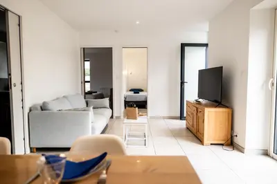 Télévision ou salle de divertissement dans l'établissement Maison comprenant deux gîtes à louer, ensemble ou indépendamment, capacité de 4 à 19 personnes Idéalement placé pour visiter le Mont-Saint-Michel, Saint-Malo et les alentours