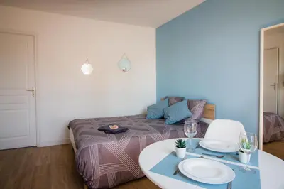 Un ou plusieurs lits dans un hébergement de l'établissement Home2Stay Valognes
