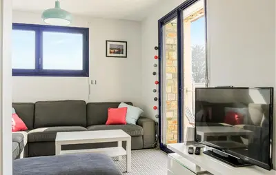Télévision ou salle de divertissement dans l'établissement Gorgeous Home In Saint-Germain-Sur-Ay