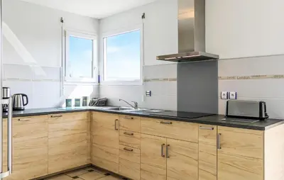 Cuisine ou kitchenette dans l'établissement Gorgeous Home In Saint-Germain-Sur-Ay