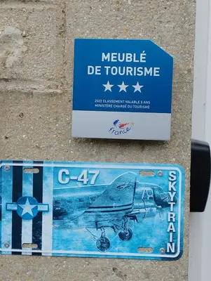 Certificat, récompense, panneau ou autre document affiché dans l'établissement gite le C-47 proche des plages du Débarquement