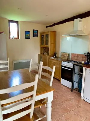 Cuisine ou kitchenette dans l'établissement Le Bas Chesnay Gîte Domfront en Poiraie