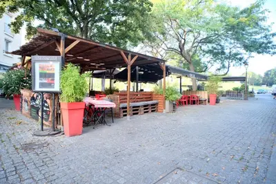 Restaurant ou autre lieu de restauration dans l'établissement le Perroquet Fringant, rue piétonne et quartier historique