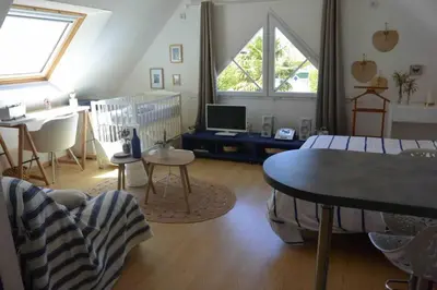 Télévision ou salle de divertissement dans l'établissement Studio meublé près des plages du débarquement