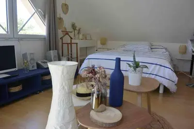 Un ou plusieurs lits dans un hébergement de l'établissement Studio meublé près des plages du débarquement