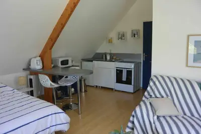 Cuisine ou kitchenette dans l'établissement Studio meublé près des plages du débarquement