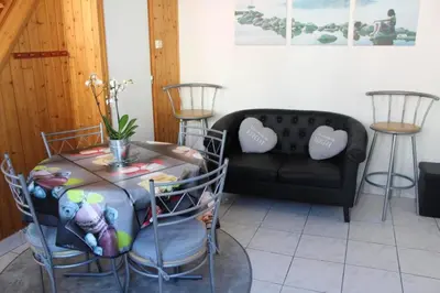 Coin salon dans l'établissement Maison charmante - Pontorson + Parking