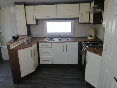 Cuisine ou kitchenette dans l'établissement La Chanterie Agréable Mobil-Home Résidentiel Normand