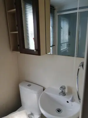 Salle de bains dans l'établissement La Chanterie Agréable Mobil-Home Résidentiel Normand
