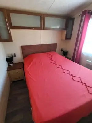 Un ou plusieurs lits dans un hébergement de l'établissement La Chanterie Agréable Mobil-Home Résidentiel Normand