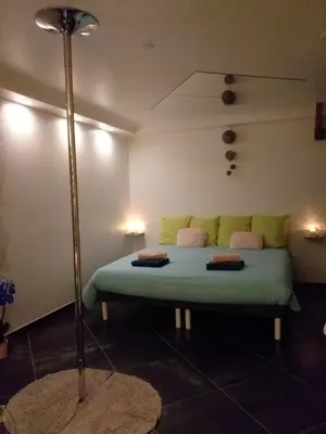 Coin salon dans l'établissement Le Ptit Spa de L'Abbaye Suite love et Spa privé