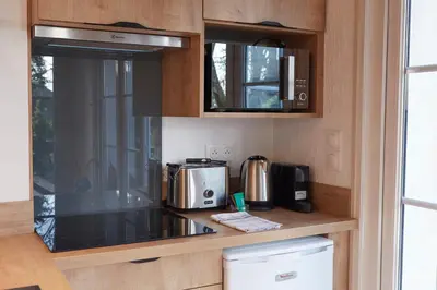 Cuisine ou kitchenette dans l'établissement Normand'Histoire Gite 1869