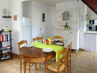 Cuisine ou kitchenette dans l'établissement Holiday Home in Portbail near Sandy Beach