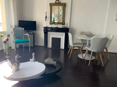 Télévision ou salle de divertissement dans l'établissement Appartement Villa Chausey, vue sur le port