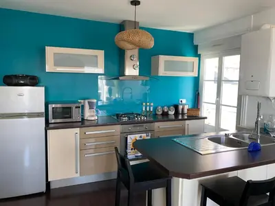 Cuisine ou kitchenette dans l'établissement Appartement Villa Chausey, vue sur le port